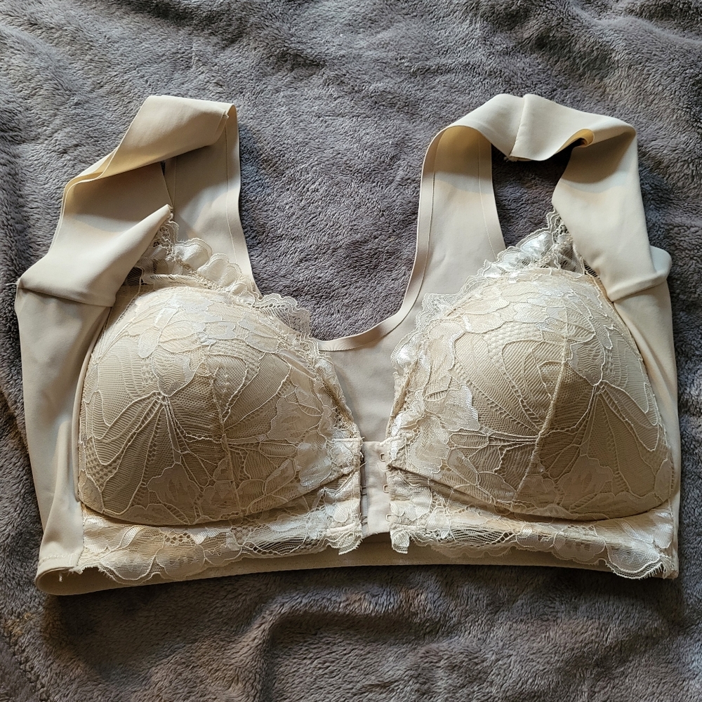 Lucy Breeze Lacy front closure Bra Plus 38D